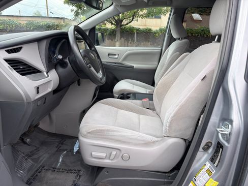 Used 2018 Toyota Sienna LE AWD/4WD image 11