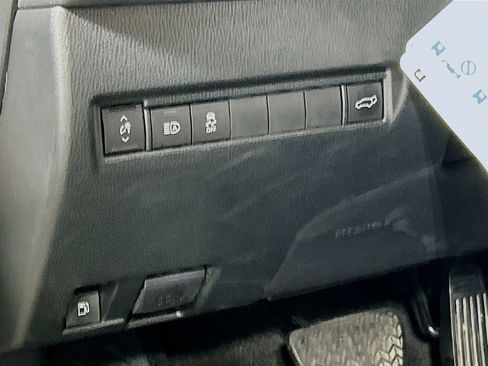 Used 2024 Toyota Venza LE AWD/4WD image 8