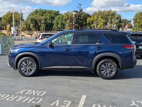 Used 2024 Nissan Pathfinder SV image 13