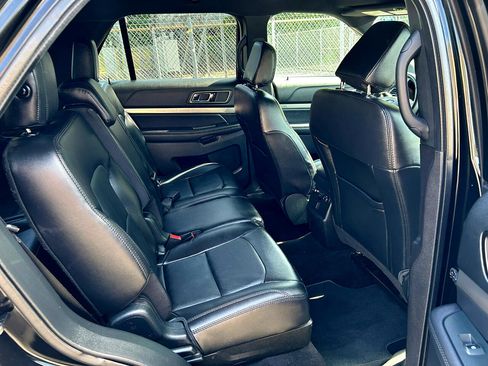 Used 2018 Ford Explorer XLT w/ Equipment Group 202A image 18