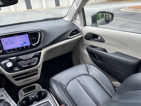 Used 2023 Chrysler Pacifica Touring-L FWD image 28