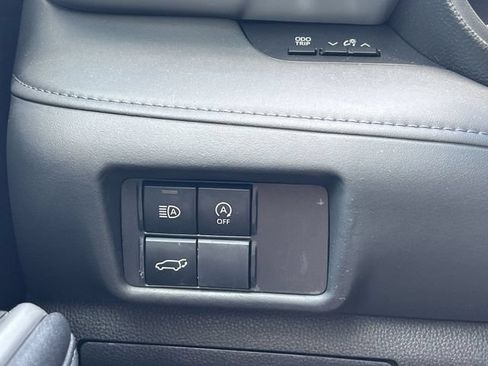 Used 2024 Toyota Highlander LE AWD/4WD image 30