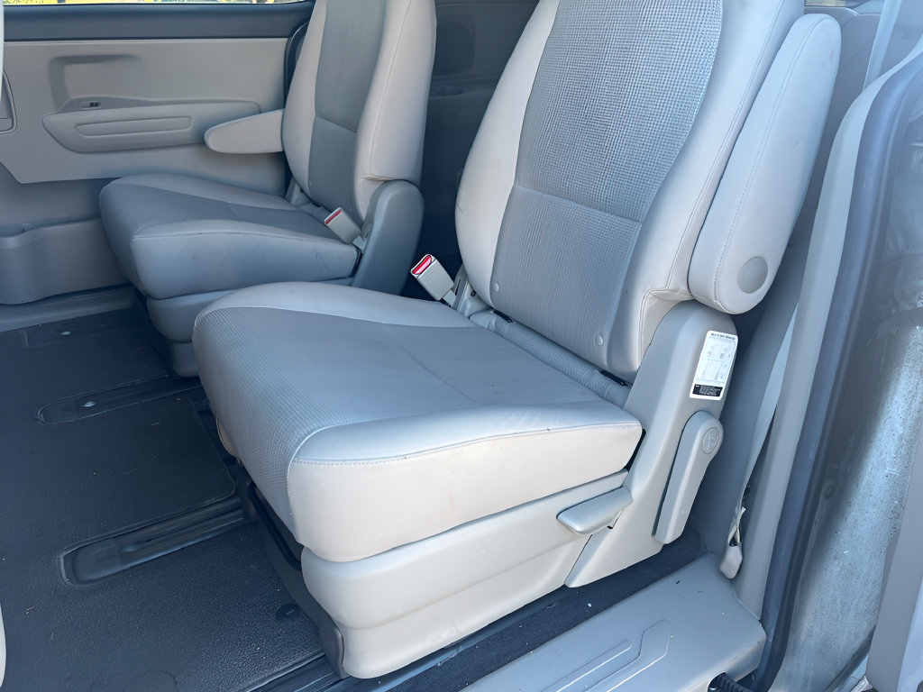 Used 2019 Kia Sedona LX FWD image 11