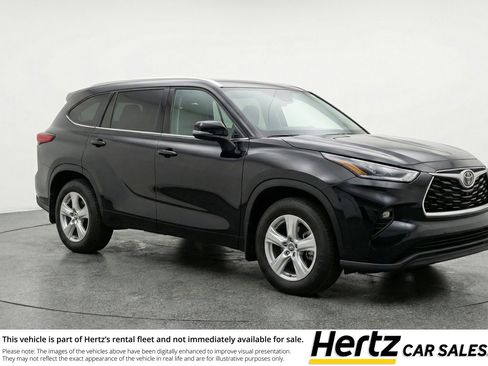 Used 2025 Toyota Highlander LE FWD image 1