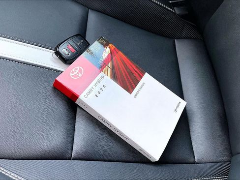 Used 2025 Toyota Camry SE image 15