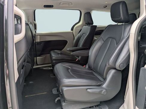 Used 2023 Chrysler Pacifica Touring-L FWD image 15