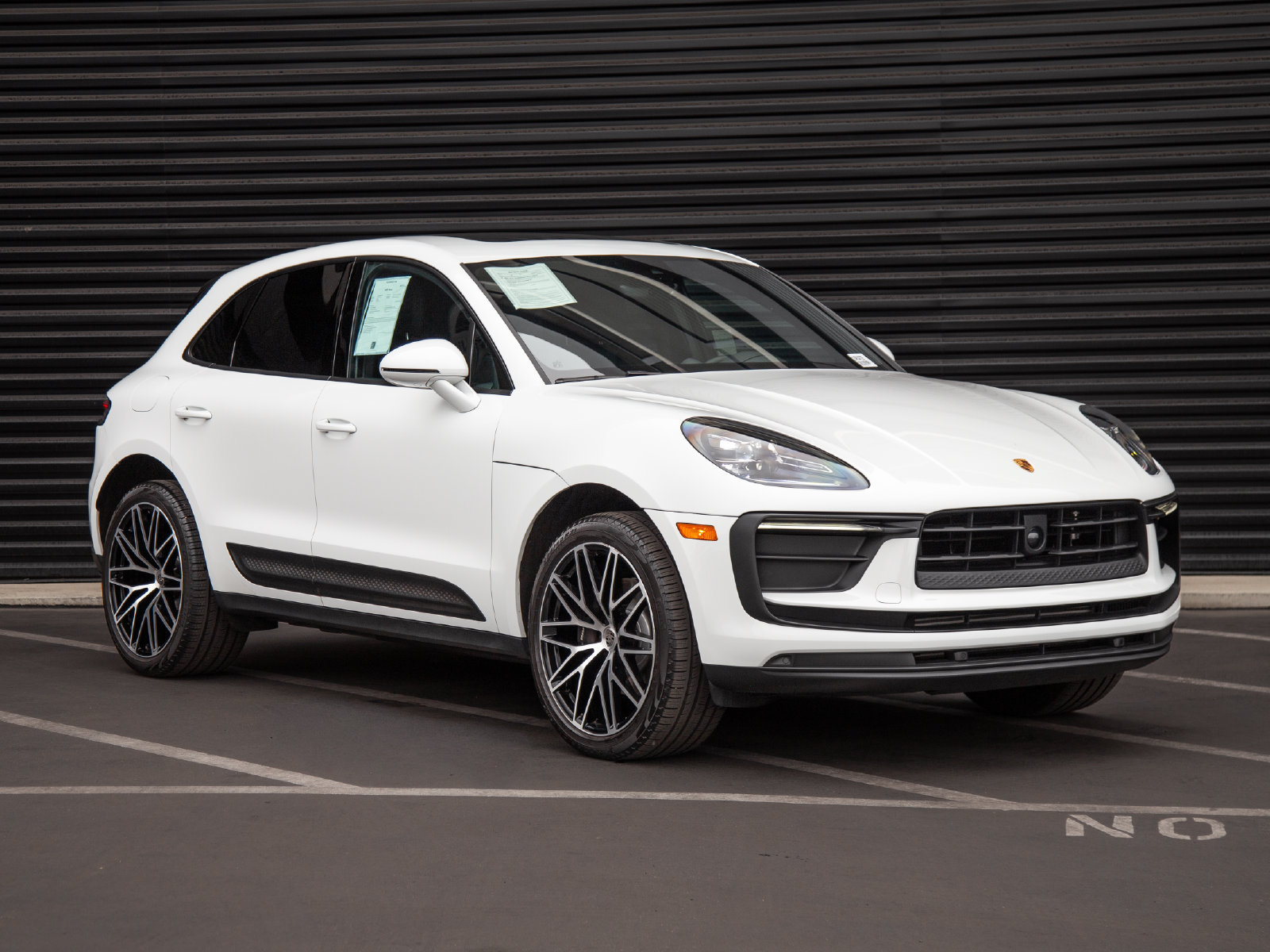 Certified 2023 Porsche Macan AWD/4WD image 9