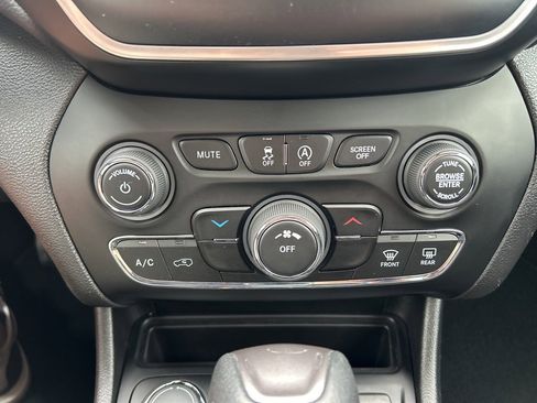 Used 2019 Jeep Cherokee Latitude w/ Popular Appearance Group image 14