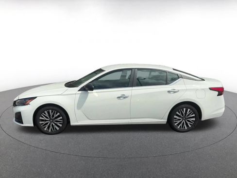 Used 2025 Nissan Altima 2.5 SV FWD image 7