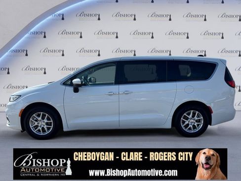 Used 2023 Chrysler Pacifica Touring-L image 17