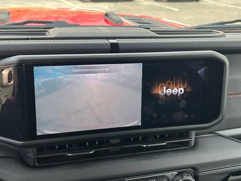 Used 2025 Jeep Wrangler Unlimited Rubicon AWD/4WD image 33