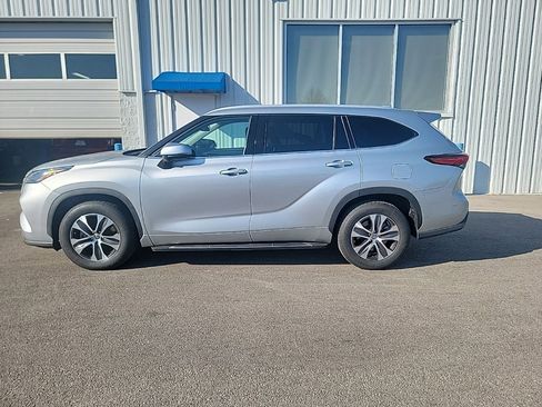 Used 2022 Toyota Highlander XLE image 2