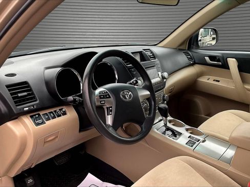 Used 2011 Toyota Highlander SE w/ Tech Pkg image 16