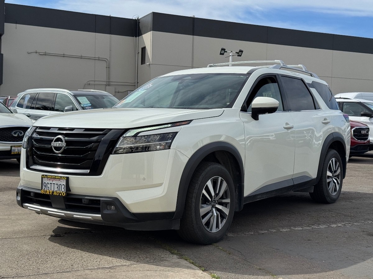 Used 2023 Nissan Pathfinder SL w/ Black Appearance Package FWD image 4