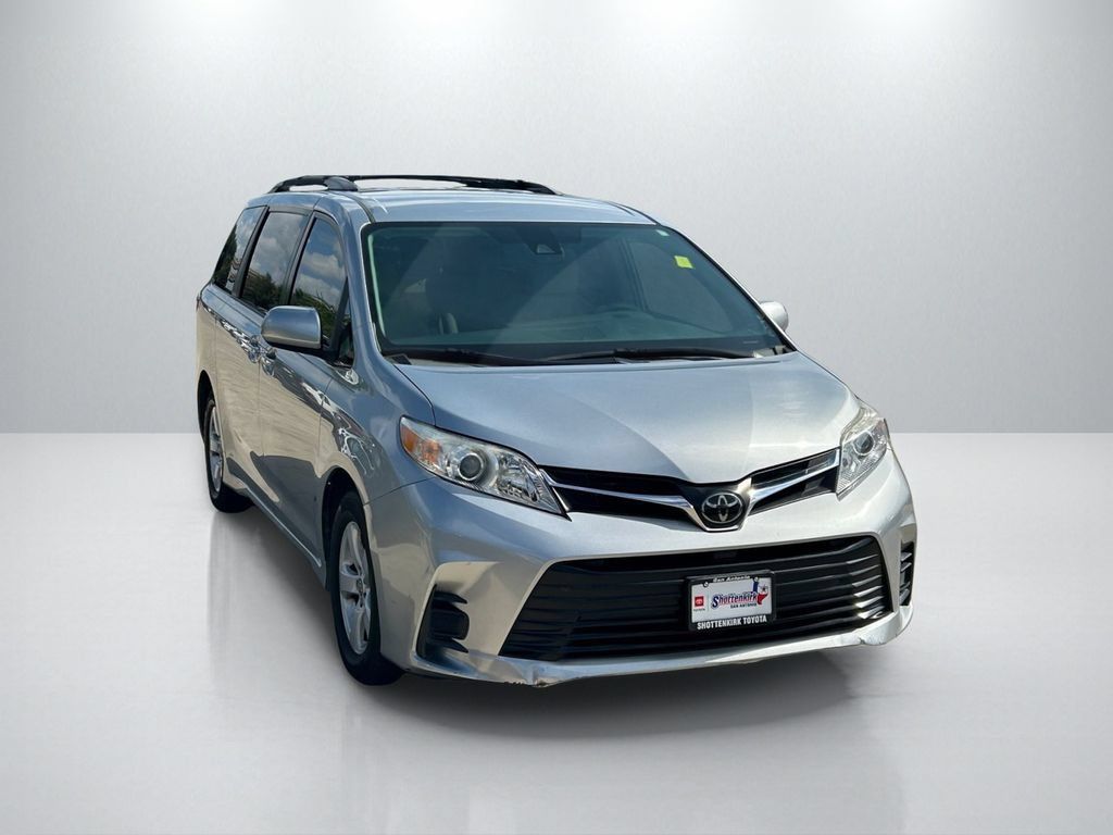 Used 2019 Toyota Sienna LE w/ LE Preferred Package FWD image 3