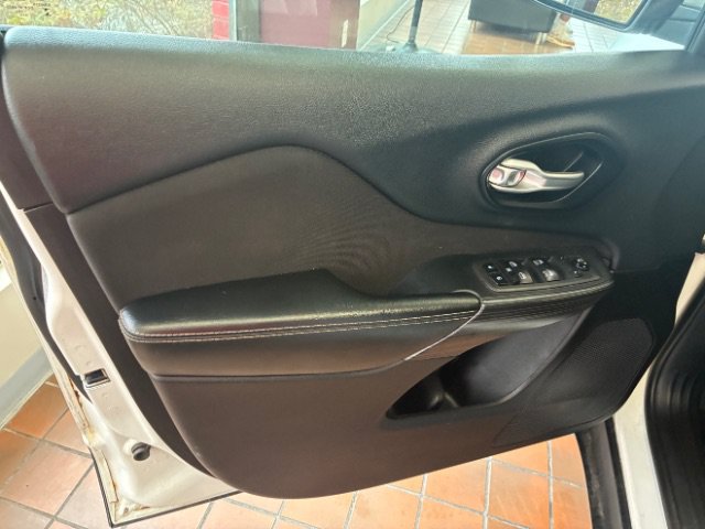 Used 2015 Jeep Cherokee Latitude AWD/4WD image 14