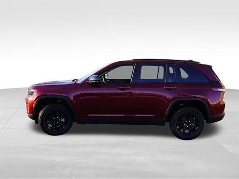 Certified 2025 Jeep Grand Cherokee Altitude image 9