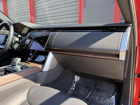 Used 2023 Land Rover Range Rover Long Wheelbase SE image 17