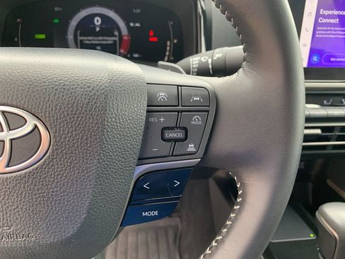 Used 2025 Toyota Camry SE image 29