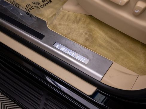 Used 2020 Lexus LX 570 4WD w/ Luxury Package image 17