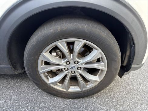 Used 2023 Ford Explorer XLT w/ Equipment Group 202A RWD image 8