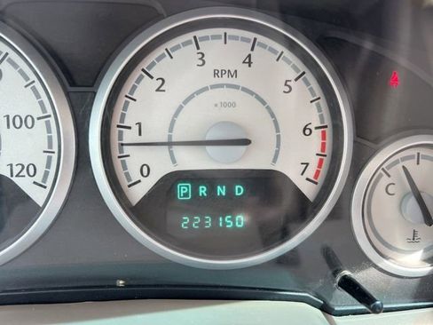 Used 2009 Chrysler Town & Country Touring image 12