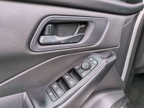 Used 2024 Nissan Rogue S FWD image 11