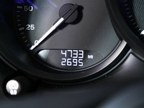 Certified 2025 Porsche Macan image 12