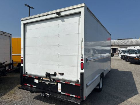 Used 2022 Ford E-350 and Econoline 350 Super Duty RWD image 2