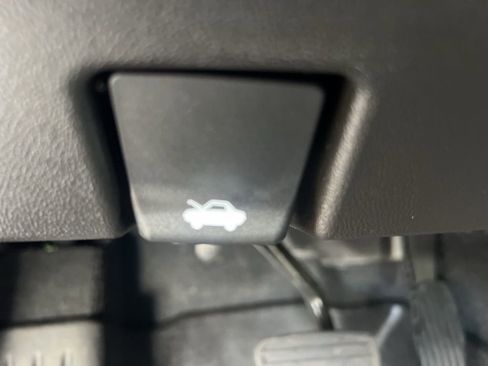 Used 2025 Chevrolet Colorado W/T image 12