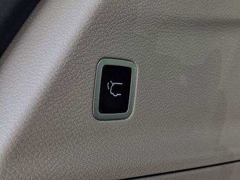 Used 2024 Chrysler Pacifica Touring-L FWD image 28