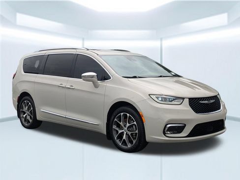 Used 2021 Chrysler Pacifica Limited w/ Premium & Safety Sphere Group AWD/4WD image 7