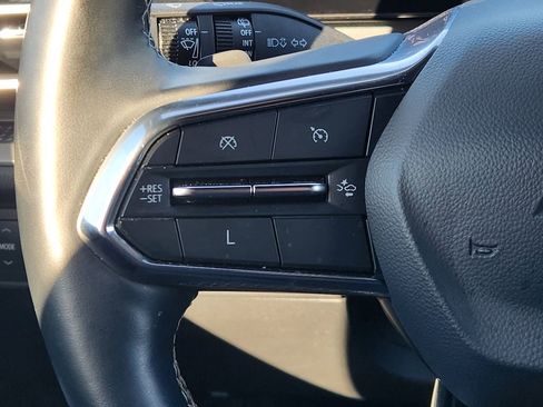 Used 2025 Chevrolet Traverse LT image 28