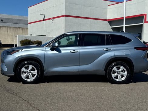 Used 2022 Toyota Highlander LE AWD/4WD image 9