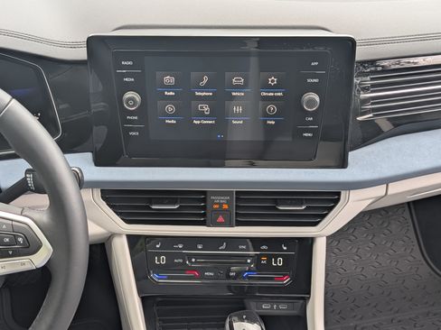 Used 2025 Volkswagen Jetta SE w/ Sunroof Package FWD image 25