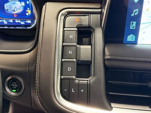 Used 2022 Chevrolet Tahoe LT w/ Luxury Package AWD/4WD image 17