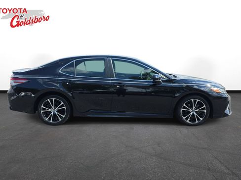Used 2018 Toyota Camry SE image 4