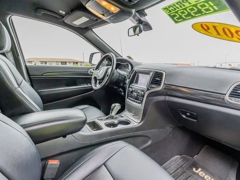 Used 2019 Jeep Grand Cherokee Laredo AWD/4WD image 21