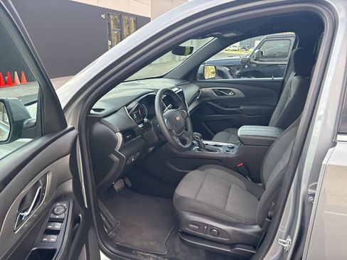 Used 2023 Chevrolet Traverse LT w/ Rear Camera Mirror Package image 9