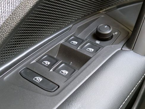 Used 2025 Volkswagen Tiguan S image 32