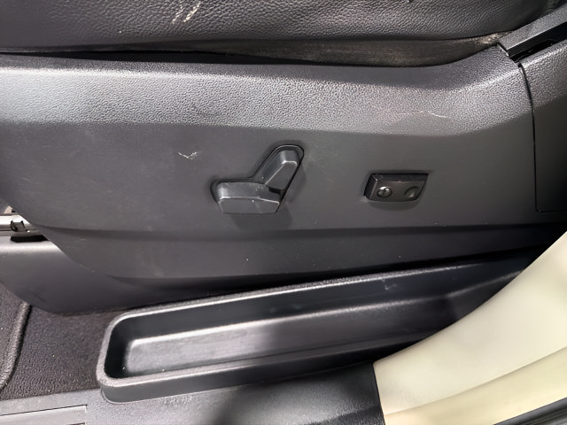 Used 2015 Chrysler Town & Country Touring FWD image 12