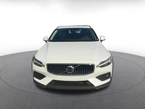 Used 2025 Volvo V60 B5 Cross Country Plus image 4