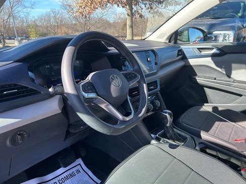 Used 2023 Volkswagen Taos SE w/ Panoramic Sunroof Package image 11