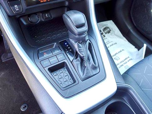 Used 2021 Toyota RAV4 XLE w/ Convenience Package FWD image 18