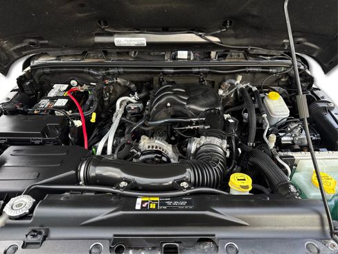 Used 2017 Jeep Wrangler Unlimited Rubicon w/ Connectivity Group image 9