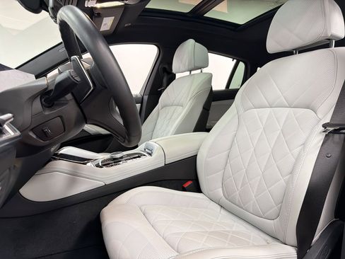 Used 2024 BMW X6 xDrive40i w/ Executive Package image 5