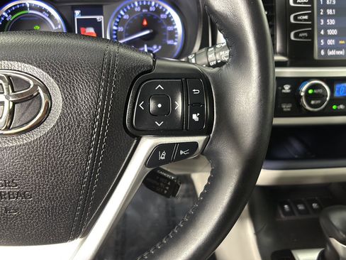 Used 2019 Toyota Highlander XLE AWD/4WD image 33