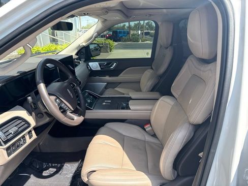 Used 2022 Lincoln Navigator Reserve AWD/4WD image 2