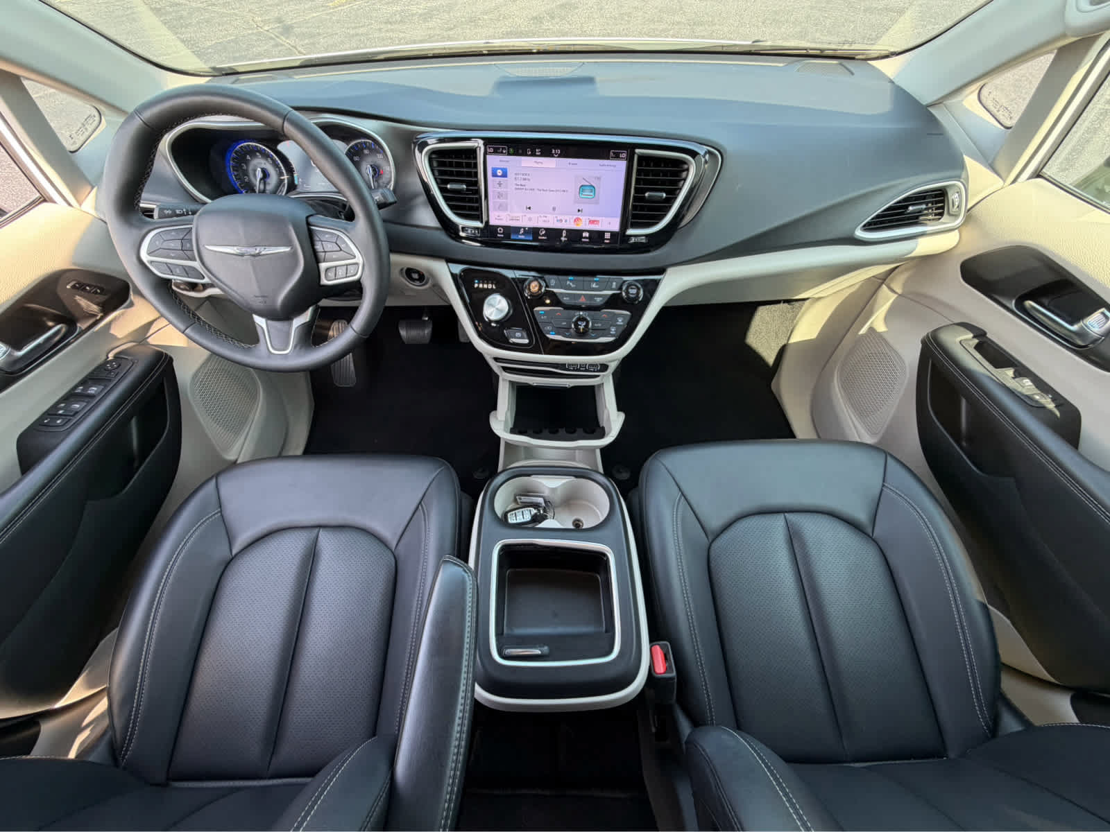 Used 2024 Chrysler Pacifica Touring-L FWD image 17