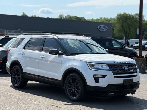 Used 2018 Ford Explorer XLT w/ XLT Appearance Package AWD/4WD image 37